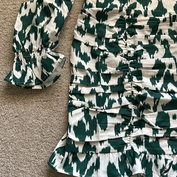 Cupshe Green Abstract Leopard Print Poet Sleeve Shirred Mini Dress Size Large - Picture 4 of 9